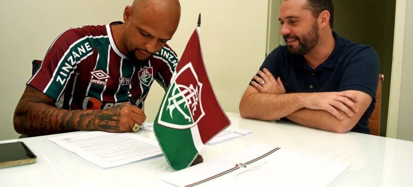 Observado pelo presidente Mario Bittencourt, o volante Felipe Melo assina contrato de dois anos com o Fluminense