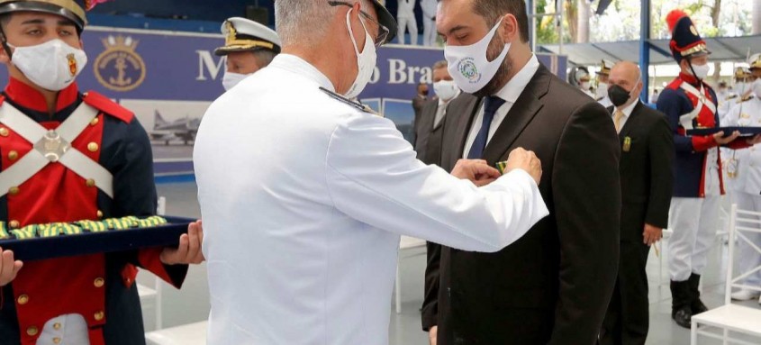 claudio castro recebe medalha marinha