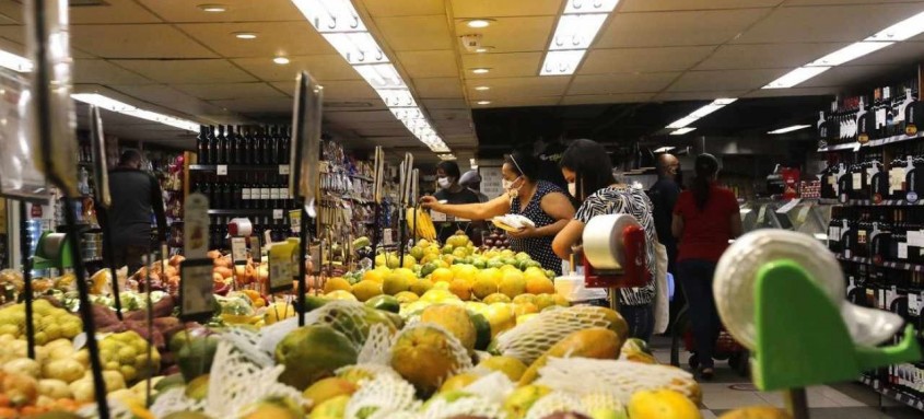 Além dos itens básicos, chuvas do início do ano e altas temperaturas elevaram os preços das frutas e legumes