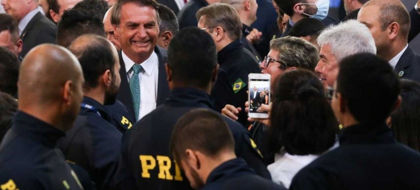 O compromisso para tratar do assunto foi feito para uma plateia de servidores desses órgãos durante cerimônia, no Palácio do Planalto - Foto: Antonio Cruz/Agência Brasil O compromisso para tratar do assunto foi feito para uma plateia de servidores desses órgãos durante cerimônia, no Palácio do Planalto