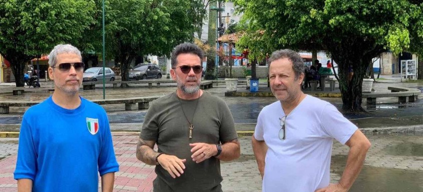 Estevão Ciavatta, secretário de Mangaratiba e Vik Muniz na Praça do Cruzeiro