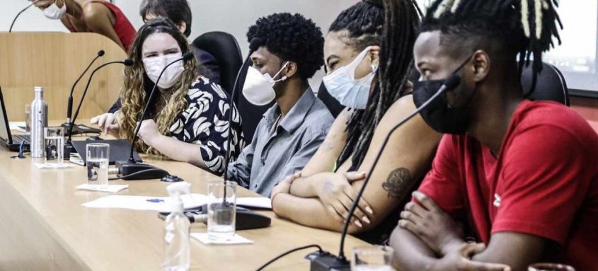 Durante o evento, a mãe de outro jovem reconhecido por foto, Angélica Vitorino Mathias, relatou o caso de seu filho, Iago Mathias Bastos, de São Gonçalo - Foto: Divulgação Durante o evento, a mãe de outro jovem reconhecido por foto, Angélica Vitorino Mathias, relatou o caso de seu filho, Iago Mathias Bastos, de São Gonçalo