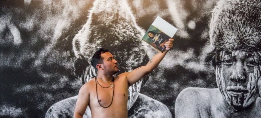 Em entrevista para O FLUMINENSE, o artista e ativista indígena fala sobre sua conexão com Niterói, cidade que escolheu amar - Foto: Reprodução/ Prêmio Pipa Em entrevista para O FLUMINENSE, o artista e ativista indígena fala sobre sua conexão com Niterói, cidade que escolheu amar