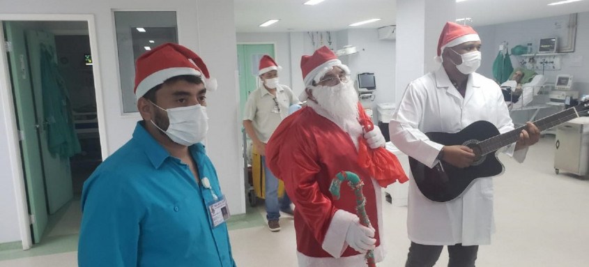 Papai Noel animou os pacientes no Hospital Carlos Tortelly, em Niterói