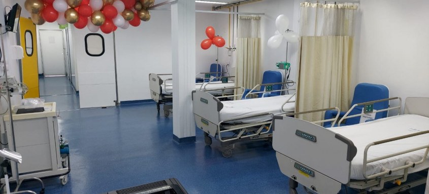 O novo espaço pediátrico conta com três leitos equipados com monitor e bomba infusora (controle de medicação), carrinho de parada, desfibrilador, posto de medicação, ar condicionado, televisão e banheiro.