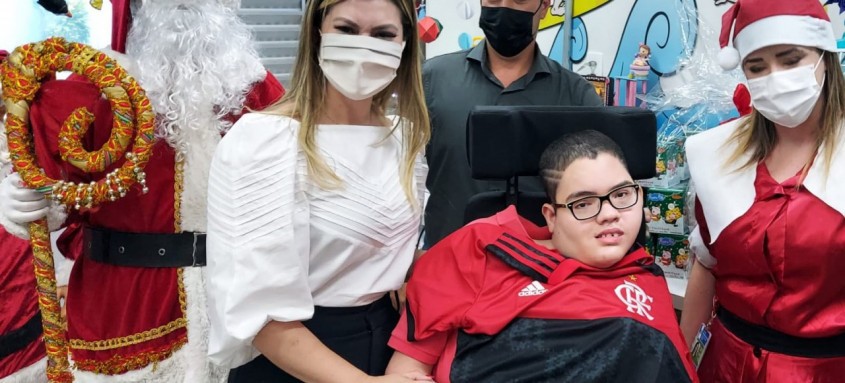 O que me deixa mais feliz e tocado são as reações das crianças, que são pegas de surpresa ao ver o Papai Noel - Foto: Prefeitura de São Gonçalo O que me deixa mais feliz e tocado são as reações das crianças, que são pegas de surpresa ao ver o Papai Noel
