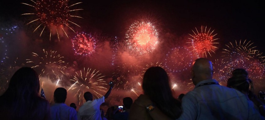 Queima de fogos na praia de Copacabana costuma atrair grande público. Por causa da pandemia, não haverá shows