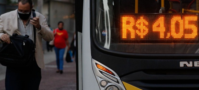  Rio de Janeiro - ..nibus do sistema p..blico de transportes, no Centro do Rio. (Fernando Fraz..o/Ag..ncia Brasil)
    