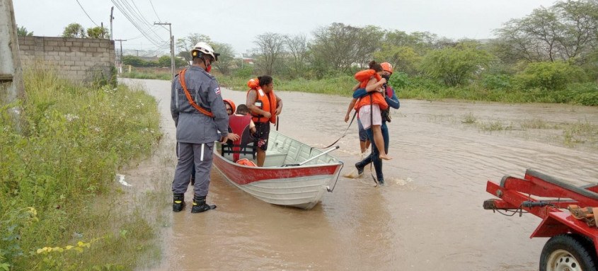 Cerca de 100 municípios na Bahia declararam situação de emergência por conta das fortes chuvas