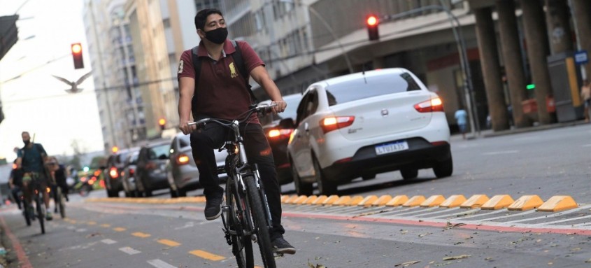 Principal acesso dos ciclistas ao bicicletário da Praça Araribóia e às barcas, a ciclovia da Avenida Amaral Peixoto teve aumento de quase 250% - Foto: Divulgação Principal acesso dos ciclistas ao bicicletário da Praça Araribóia e às barcas, a ciclovia da Avenida Amaral Peixoto teve aumento de quase 250%
