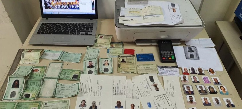 Computadores, celulares, documentos falsos e espelhos de carteira de identidade foram apreendidos