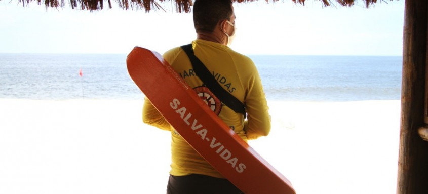 Jovens entre 15 e 20 anos vão aprender técnicas de salvamento no mar e de prevenção a afogamentos
- Foto: Vinícius Manhães/Divulgação Jovens entre 15 e 20 anos vão aprender técnicas de salvamento no mar e de prevenção a afogamentos