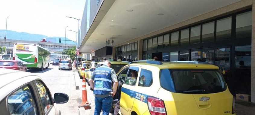 Os fiscais da SMTR também agem para coibir parada ou estacionamento em locais não permitidos. - Foto: Divulgação Os fiscais da SMTR também agem para coibir parada ou estacionamento em locais não permitidos.