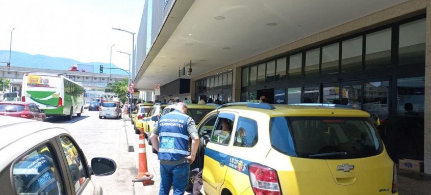 Os fiscais da SMTR também agem para coibir parada ou estacionamento em locais não permitidos.