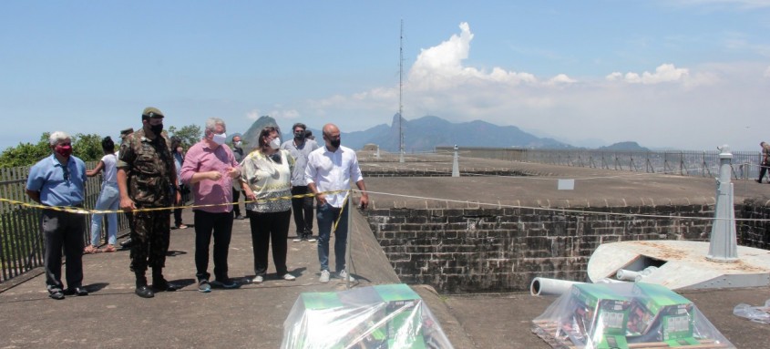 Prefeito Axel Grael e secretária de Conservação Dayse Monassa vistoriaram ponto de queima de fogos no Forte do Pico