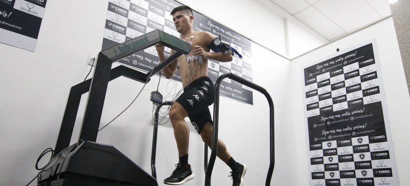 O atacante do Botafogo Ronald se reapresentou ontem no estádio Nilton Santos e iniciou as avaliações médicas