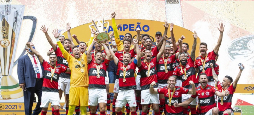 O Flamengo levantou a Supercopa do Brasil de 2021 após vencer o Palmeiras nos pênaltis - Foto: Alexandre Vidal / Flamengo O Flamengo levantou a Supercopa do Brasil de 2021 após vencer o Palmeiras nos pênaltis