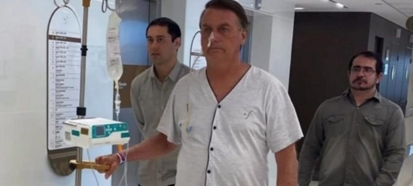 A primeira-dama Michelle Bolsonaro publicou nesta terça em suas redes sociais uma foto do presidente caminhando pelo hospital