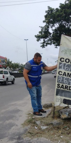 Equipe de fiscalização retirou placas irregulares de vários pontos da cidade