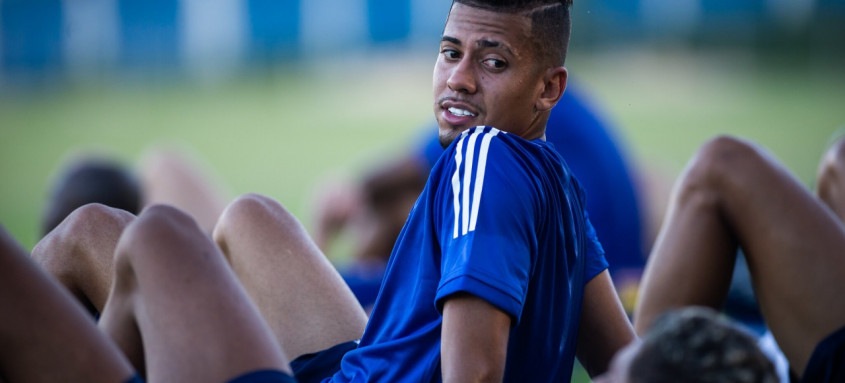 Lateral-direito Weverton, de 22 anos, tem passagens por diversos clubes entre eles o Cruzeiro e PSV-HOL - Foto: Bruno Haddad / Cruzeiro Lateral-direito Weverton, de 22 anos, tem passagens por diversos clubes entre eles o Cruzeiro e PSV-HOL