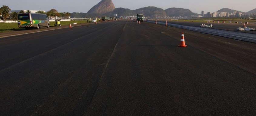 Decreto impede a ampliação das pistas de pouso e decolagem sobre a Baía de Guanabara, com o uso de estacas a serem a serem fixadas nas duas cabeceiras - Foto: Fernando Frazão/Agência Brasil Decreto impede a ampliação das pistas de pouso e decolagem sobre a Baía de Guanabara, com o uso de estacas a serem a serem fixadas nas duas cabeceiras
