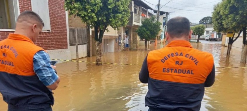 Rios transbordam e provocam alagamentos em dez municípios
