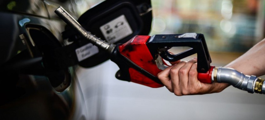 Preço médio para as distribuidoras passará de R$ 3,09 para R$ 3,24 por litro - Foto: Marcello Casal Jr / Agência Brasil Preço médio para as distribuidoras passará de R$ 3,09 para R$ 3,24 por litro