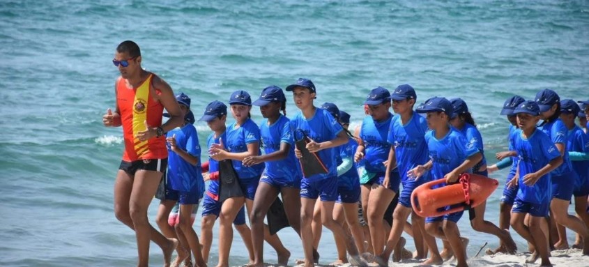 Atividades físicas na areia e aulas sobre preservação ambiental acontecem em Niterói, Maricá e outras cidades do Estado