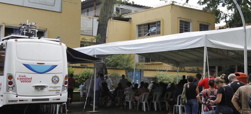 Em São Gonçalo, a população com sintomas da doença está buscando locais de testagem como o da Praça Zé Garoto - Foto: Lucas Alvarenga/Divulgação Em São Gonçalo, a população com sintomas da doença está buscando locais de testagem como o da Praça Zé Garoto