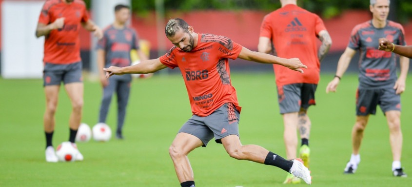 O volante Thiago Maia, de 24 anos, assinou novo contrato com o Flamengo com validade até dezembro de 2026 - Foto: Marcelo Cortes / Flamengo O volante Thiago Maia, de 24 anos, assinou novo contrato com o Flamengo com validade até dezembro de 2026