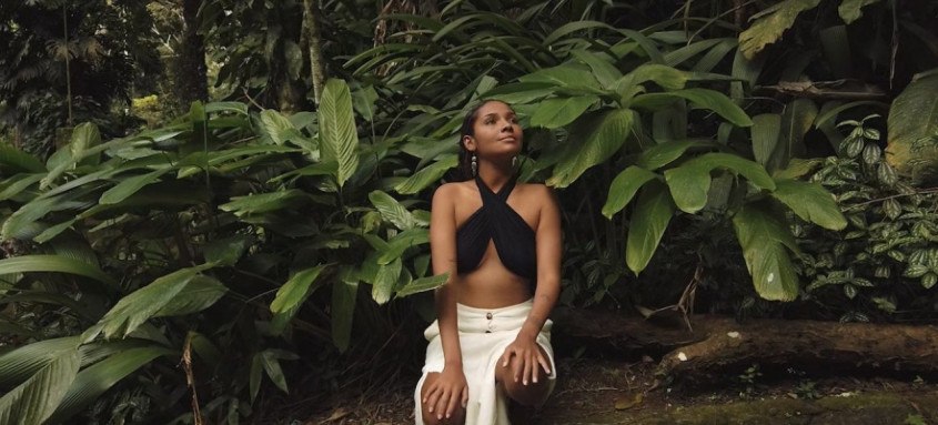 A cantora e compositora Mari Chamon lança novo reggae