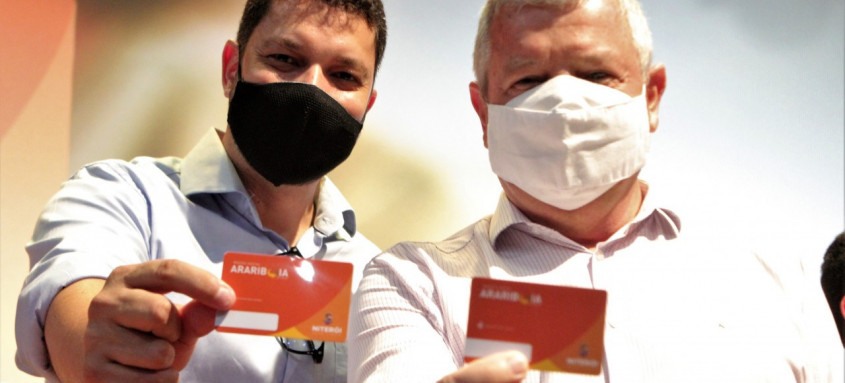 Secretário de Economia Solidária Elton Teixeira e o prefeito Axel Grael com o cartão da nova Moeda Social Arariboia