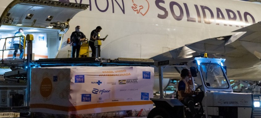 O avião com a remissa de 1,2 milhão de doses da vacina da Pfizer para vacinar crianças de 5 a 11 anos chegou nesta 5ª feira em São Paulo - Foto: Myke Sena / Ministério da Saúde O avião com a remissa de 1,2 milhão de doses da vacina da Pfizer para vacinar crianças de 5 a 11 anos chegou nesta 5ª feira em São Paulo