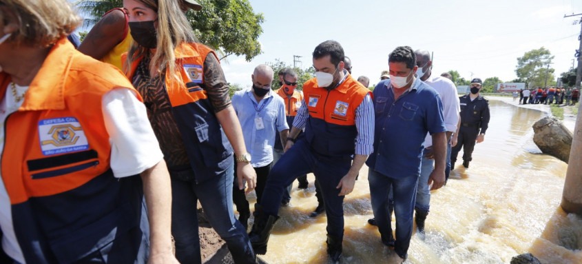 Governador Cláudio Castro acompanhou a situação em São João da Barra: águas do Paraíba do Sul invadiram rodovia> - Foto: Luis Alvarenga/Divulgação Governador Cláudio Castro acompanhou a situação em São João da Barra: águas do Paraíba do Sul invadiram rodovia>