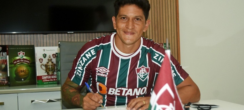 Atacante argentino Germán Cano assinou contrato de dois anos com o Fluminense 
