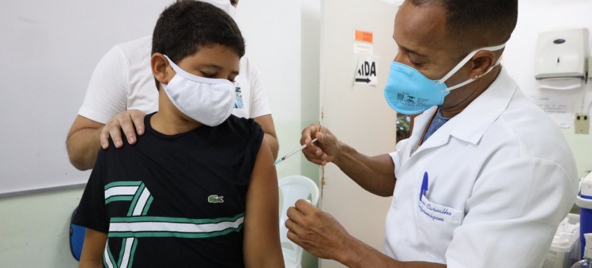 A vacinação contra a covid-19 de crianças entre 5 e 11 anos teve início nesta segunda-feira em Niterói