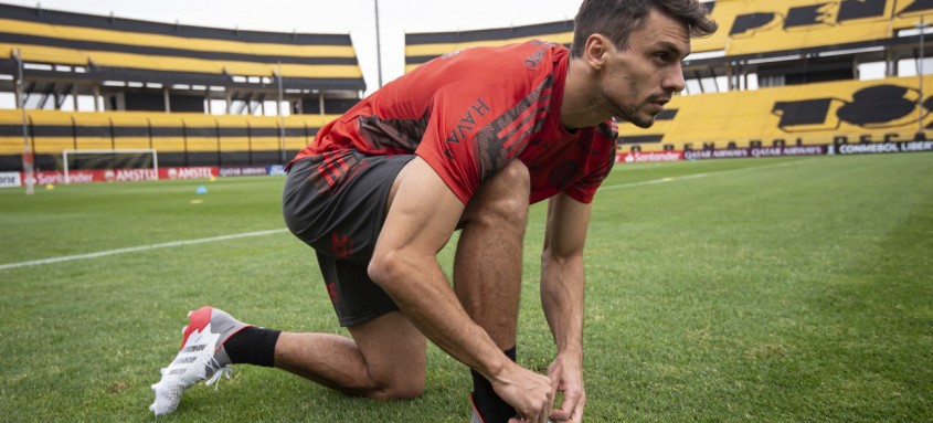 Zagueiro Rodrigo Caio se reapresentou nesta segunda-feira ao Flamengo e não tem previsão para estrear este ano