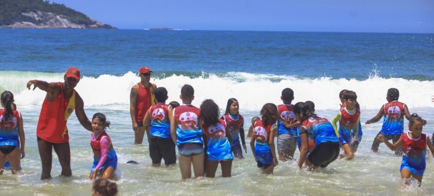 Projeto Botinho ensina crianças e adolescentes a terem cuidados com o mar e como preservar o meio ambiente