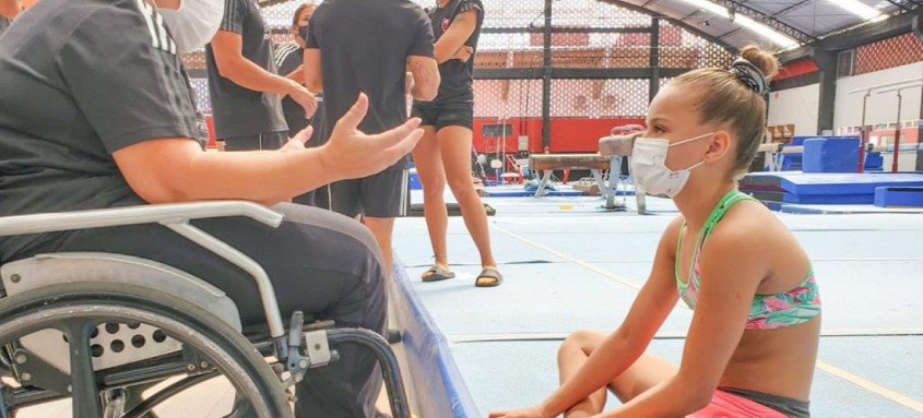 Ana Luisa, de 12 anos, presta atenção aos conselhos da consagrada técnica Georgette Vidor durante visita a Gávea - Foto: Divulgação Ana Luisa, de 12 anos, presta atenção aos conselhos da consagrada técnica Georgette Vidor durante visita a Gávea