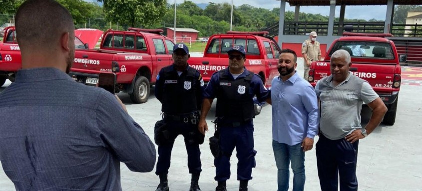 Deputado Charlles Batista entregou as viaturas aos representantes das cidades na Escola do Corpo de Bombeiros 