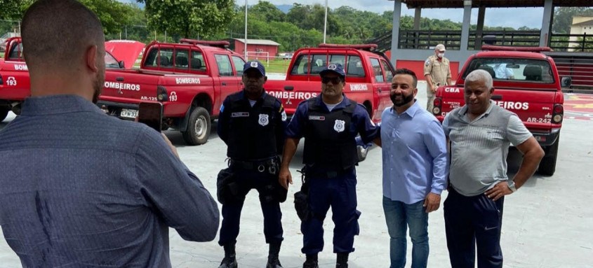 Deputado Charlles Batista entregou as viaturas aos representantes das cidades na Escola do Corpo de Bombeiros - Foto: Divulgação Deputado Charlles Batista entregou as viaturas aos representantes das cidades na Escola do Corpo de Bombeiros