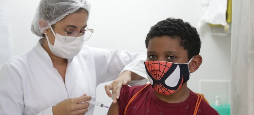 Matheus, 11 anos, enfrentou sem medo a agulha. Para a família foi uma vitória: o pai do menino, PM, morreu com covid - Foto: Renan Otto Matheus, 11 anos, enfrentou sem medo a agulha. Para a família foi uma vitória: o pai do menino, PM, morreu com covid