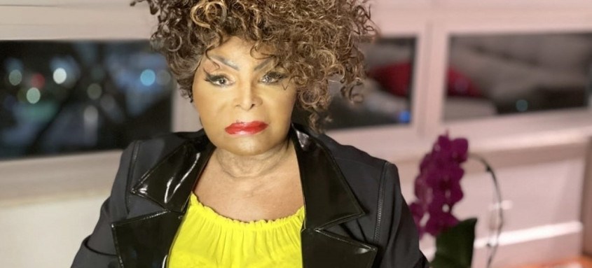 Elza Soares, quase 80 anos de carreira, glórias, amores e tragédias. Ela faleceu no mesmo dia da morte de Garrincha - Foto: Reprodução do Instagram Elza Soares, quase 80 anos de carreira, glórias, amores e tragédias. Ela faleceu no mesmo dia da morte de Garrincha