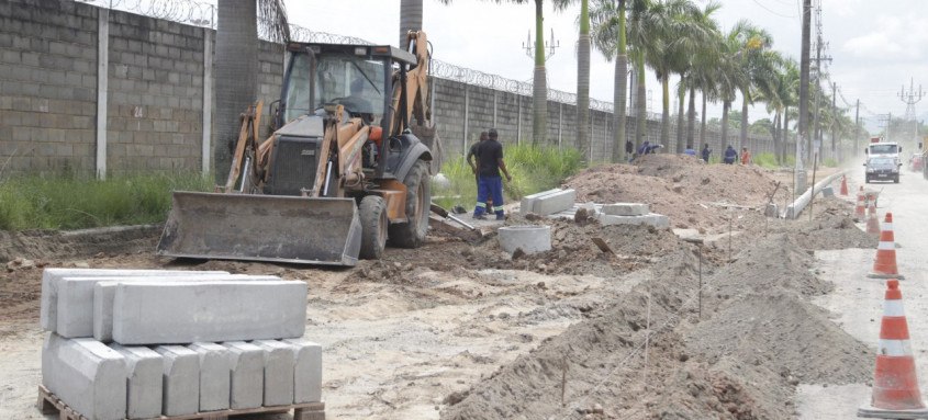 Equipes trabalham na rede de água pluvial e colocação de meio-fio