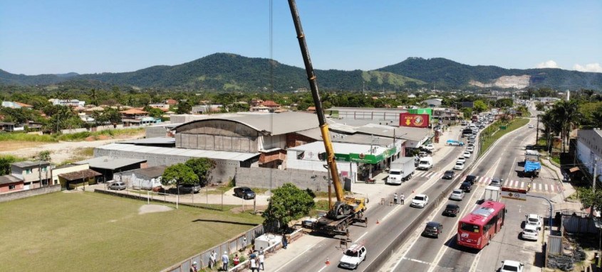 Caso o serviço não seja concluído nesta terça-feira, a faixa de rolamento no sentido Niterói será parcialmente interditada na manhã desta quarta-feira (26)