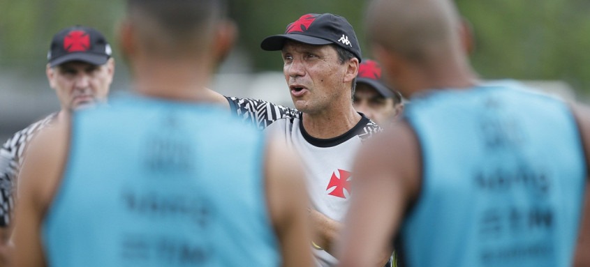 Técnico do Vasco, Zé Ricardo, admitiu que pode mudar o esquema tático do Vasco quando não puder escalar Nenê