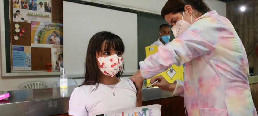 Rotina: Crianças sendo imunizadas contra covid-19 em Niterói