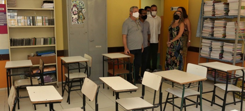 O prefeito de Niterói, Axel Grael, esteve nesta quinta-feira conferindo o resultado da reforma da Escola Municipal Felisberto de Carvalho - Foto: Douglas Macedo / Prefeitura de Niterói O prefeito de Niterói, Axel Grael, esteve nesta quinta-feira conferindo o resultado da reforma da Escola Municipal Felisberto de Carvalho