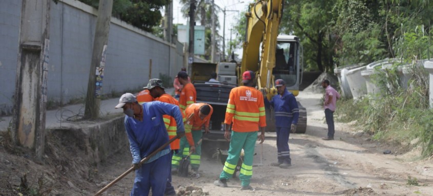 Equipes trabalham em ritmo acelerado nas obras de infraestrutura no Bichinho - Foto: Renan Otto / Prefeitura de São Gonçalo Equipes trabalham em ritmo acelerado nas obras de infraestrutura no Bichinho