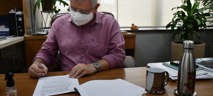 Prefeito Axel Grael assinou na última sexta-feira (28), o protocolo de intenções para a participação no Programa - Foto: Divulgação Prefeito Axel Grael assinou na última sexta-feira (28), o protocolo de intenções para a participação no Programa
